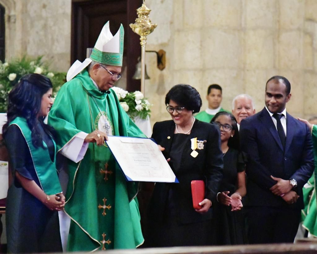 Magistrada Eunisis Vázquez recibe las más altas distinción por parte del Papa Francisco