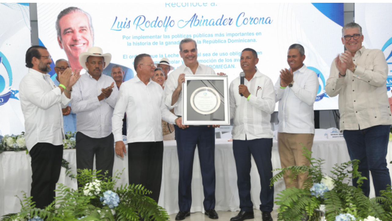 Productores de leche entregan reconocimiento al presidente Abinader