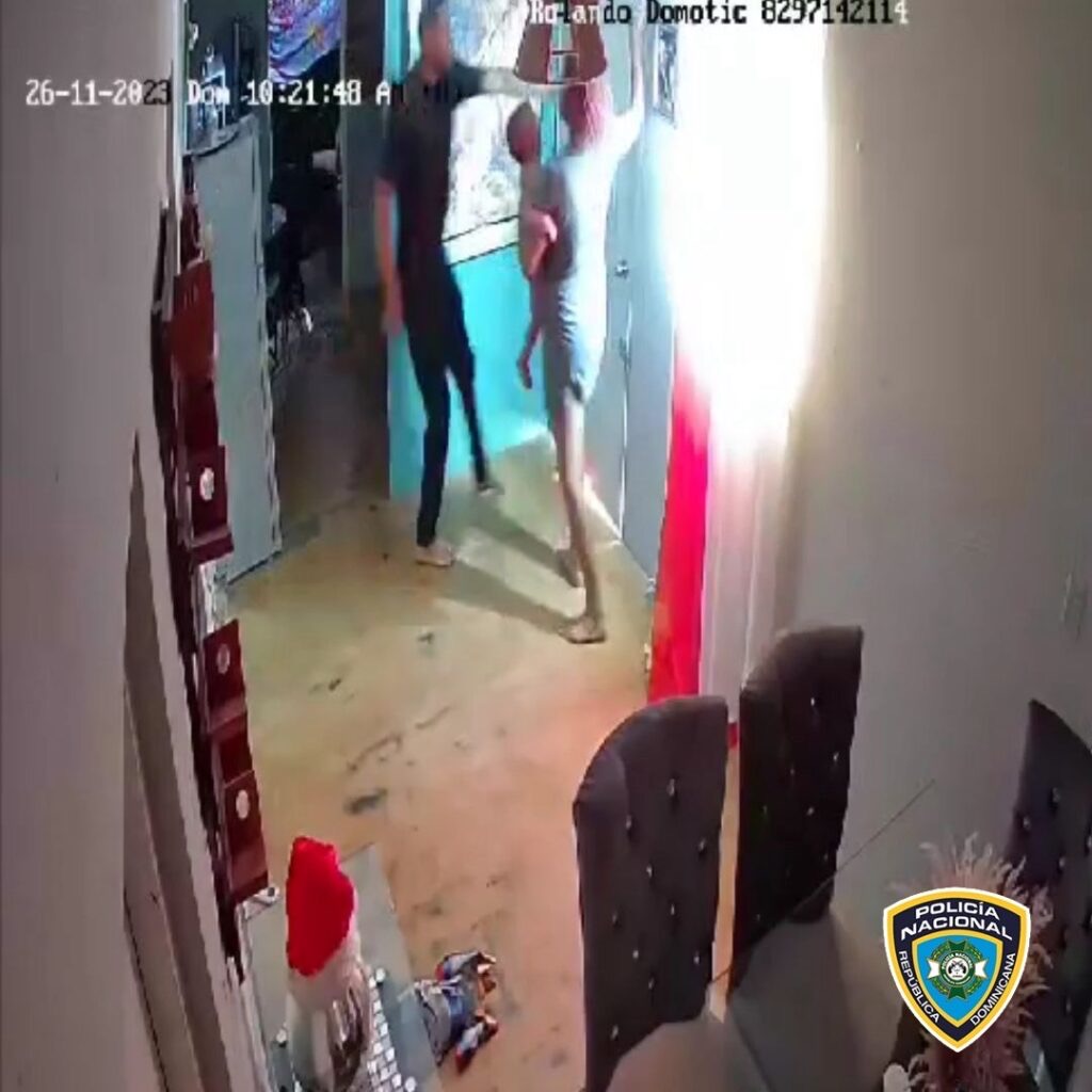 Policía Nacional apresa hombre captado en video agrediendo a una mujer dentro de vivienda en La Vega*