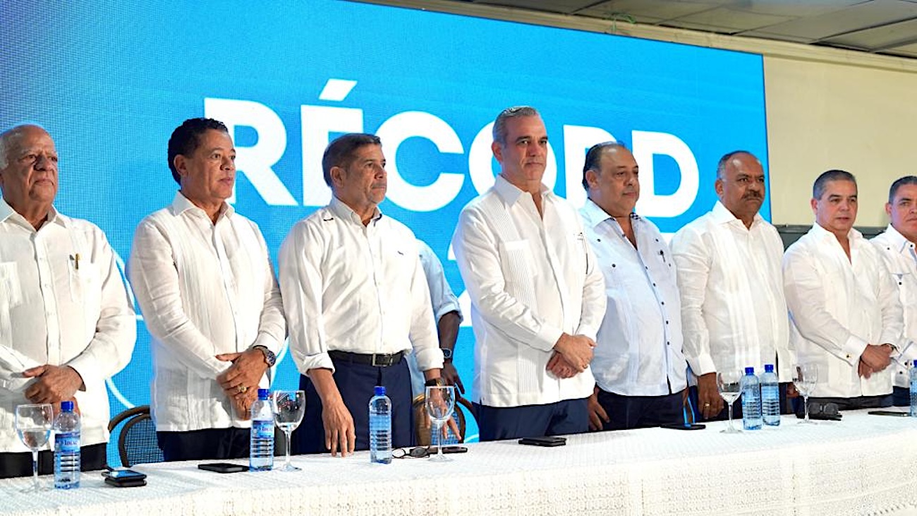 Abinader dispuso la entrega mas de mil millones de pesos al sector avícola