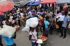 Haitianos cruzan la frontera con Dajabón para acudir al mercado binacional