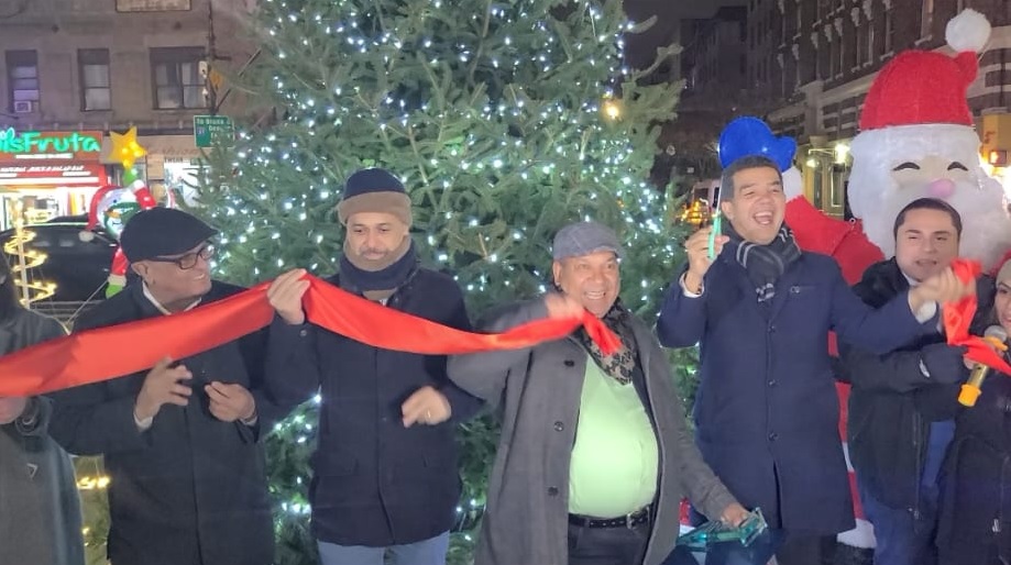 Encienden por primera vez árbol navidad en Alto Manhattan