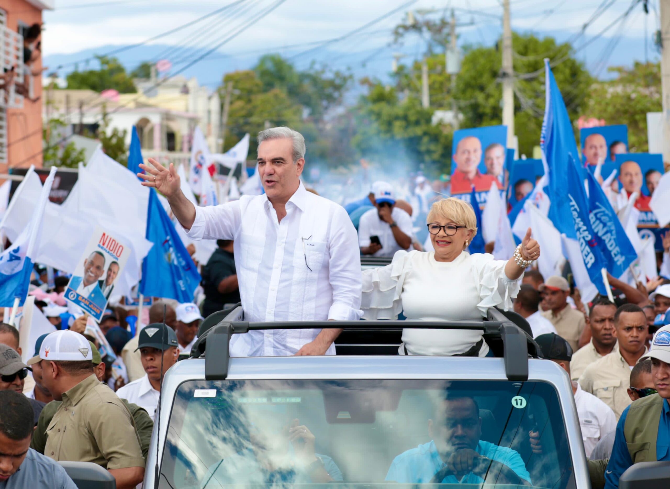 Luis Abinader encabeza caravana en San Juan junto a candidatos municipales