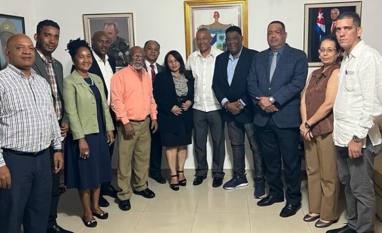 Embajador de Cuba Ángel Arzuaga recibe la visita de cortesía de una comitiva del CDP y SNTP