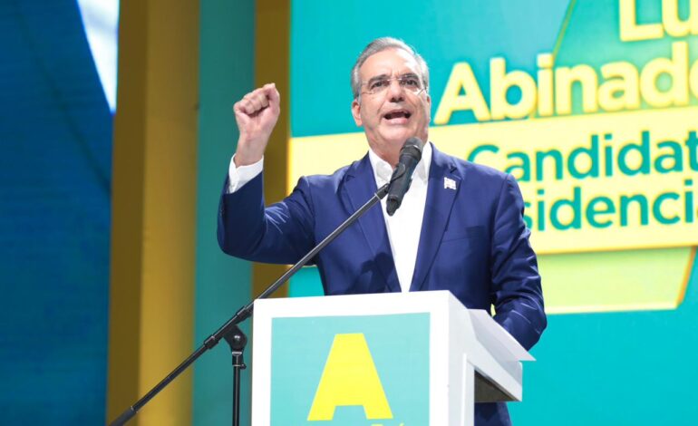 Abinader acepta postulación por Alianza País