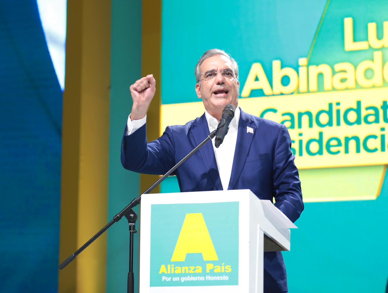 Abinader acepta postulación por Alianza País