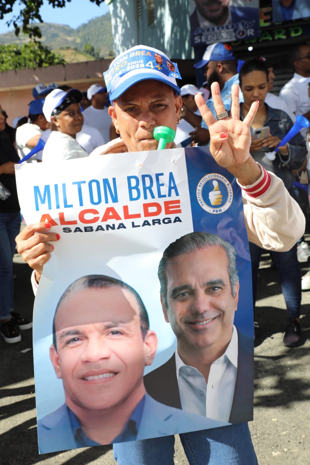 Luis Abinader encabezó multitudinaria caravana con candidatos municipales de Sabana Larga y San José de Ocoa*
