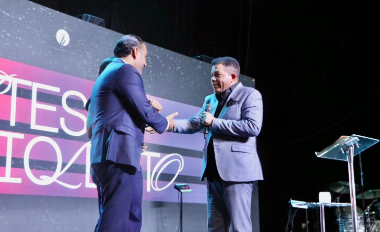 Pastor Santiago Ponciano bendice a Luis Alberto y afirma “que es un hombre sincero”*