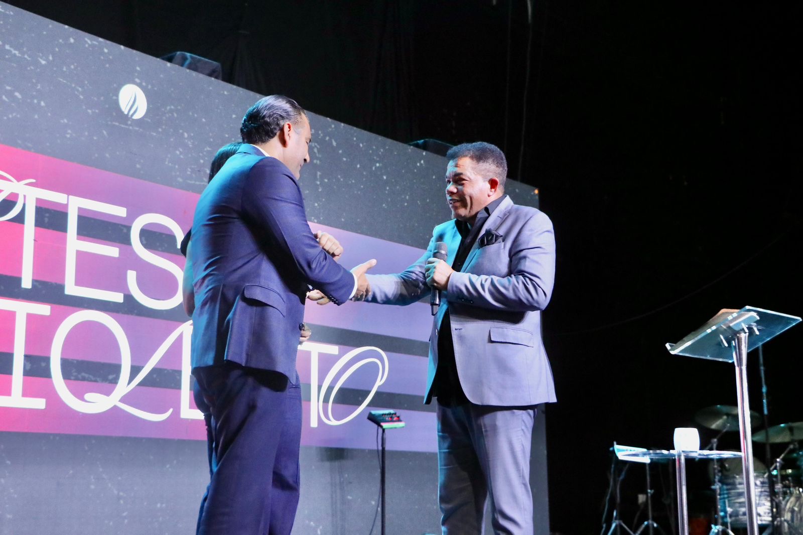 Pastor Santiago Ponciano bendice a Luis Alberto y afirma “que es un hombre sincero”*