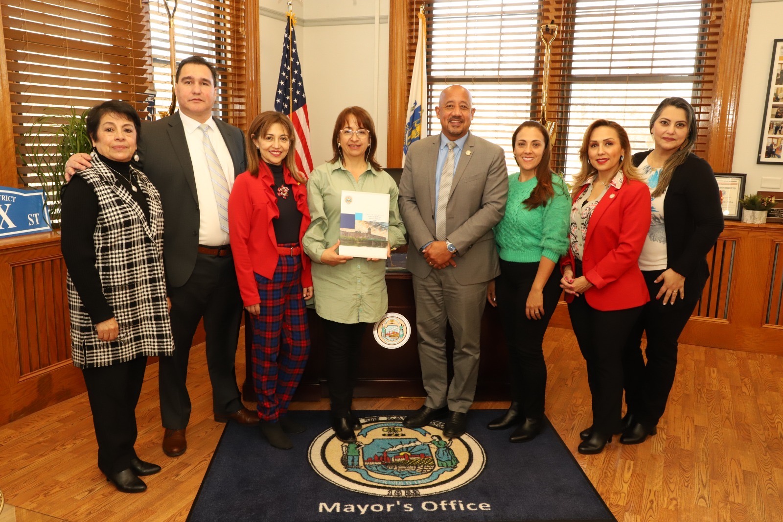 Alcaldía Lawrence y ciudad del Carmen Viboral de Colombia firman convenio