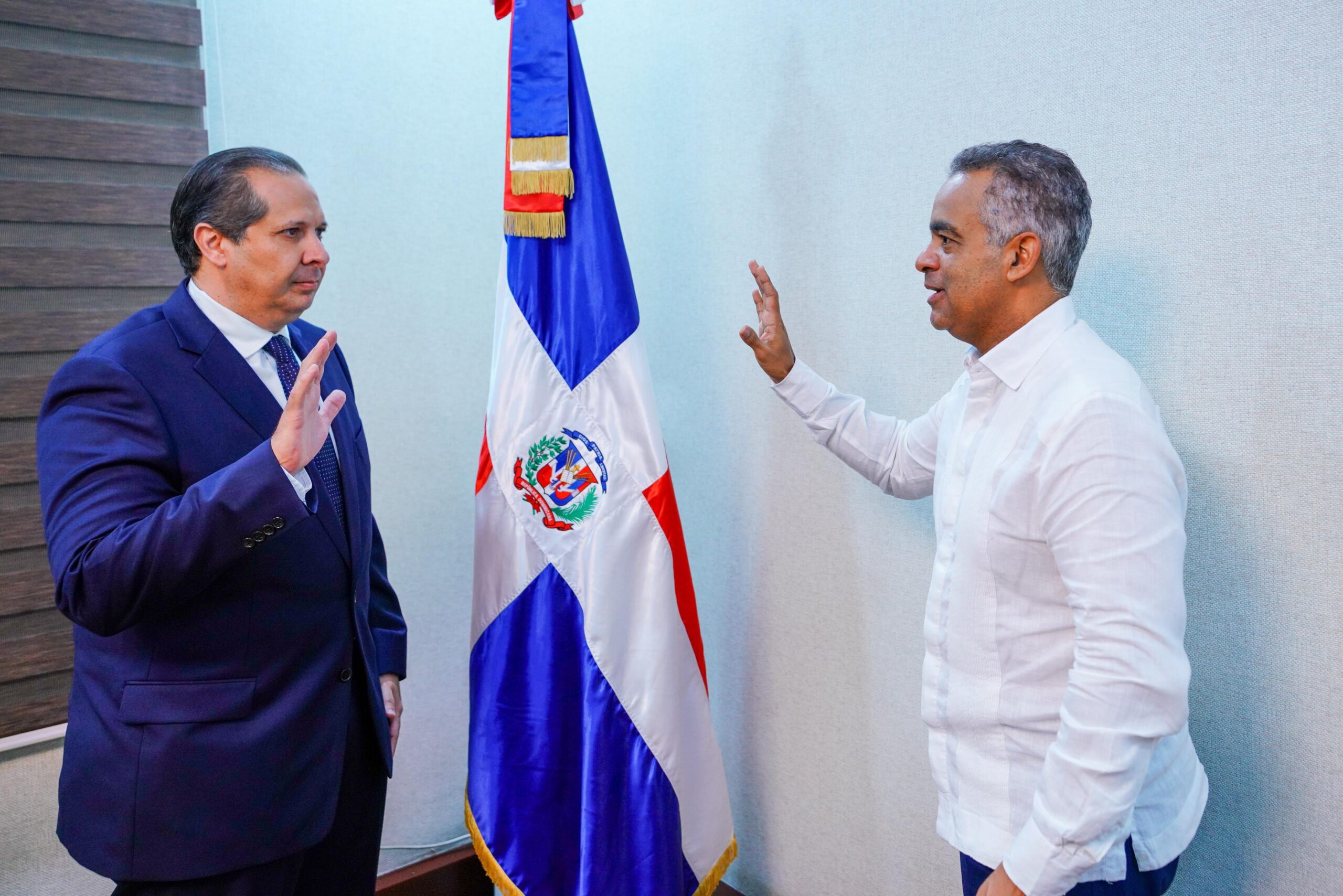 Ministro Santos Echavarría juramenta a Víctor Atallah, como nuevo ministro del Ministerio de Salud*