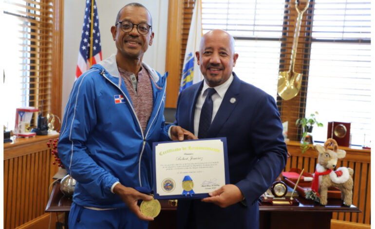 Alcaldía Lawrence reconoce atleta dominicano Robert Jiménez