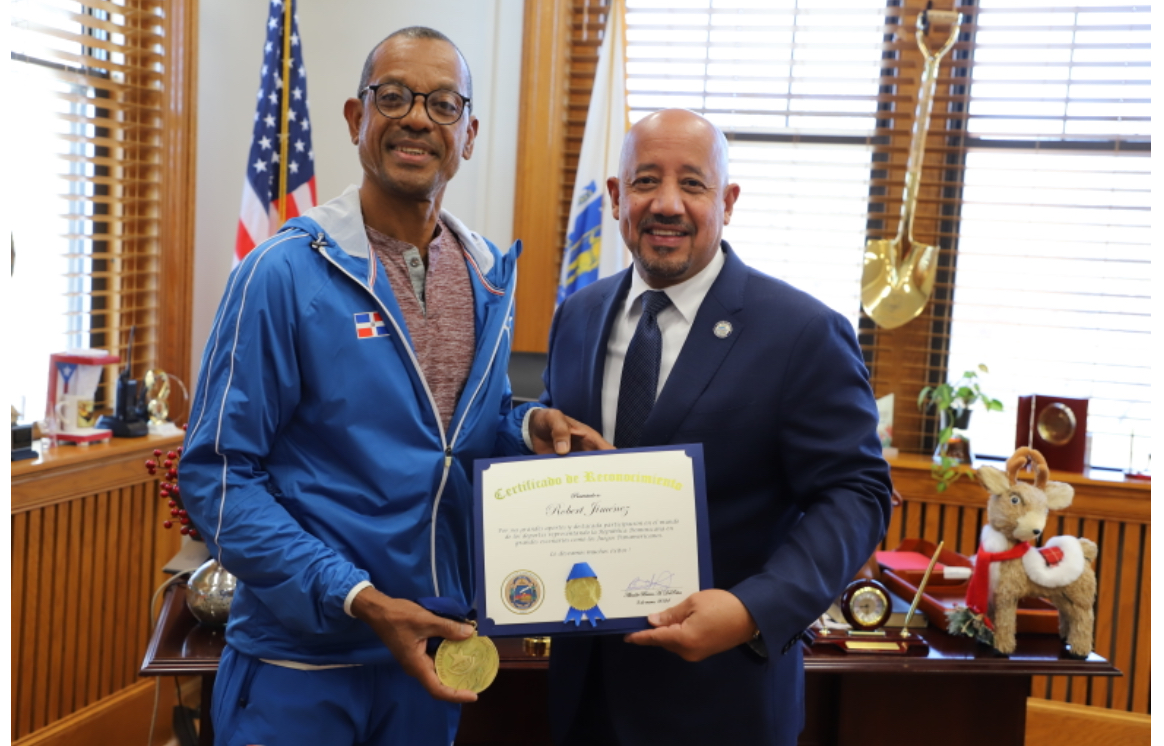 Alcaldía Lawrence reconoce atleta dominicano Robert Jiménez