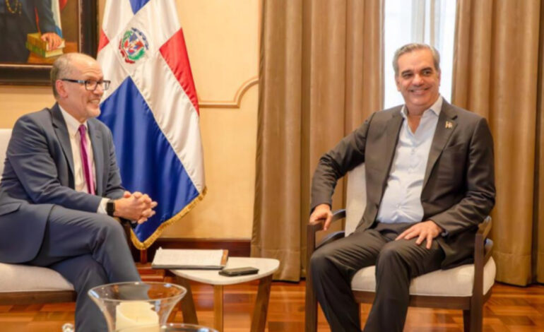 Presidente Abinader recibe  a Tom Pérez  representante de la Casa Blanca
