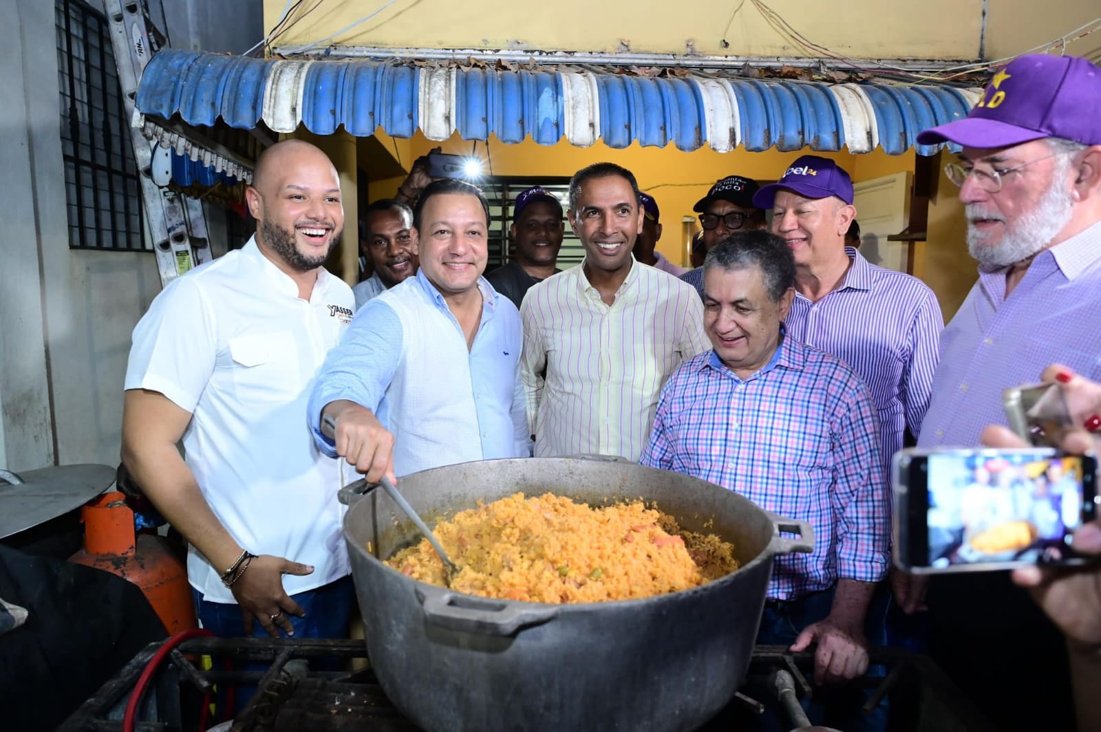 PLD cocina triunfo en el Distrito Nacional