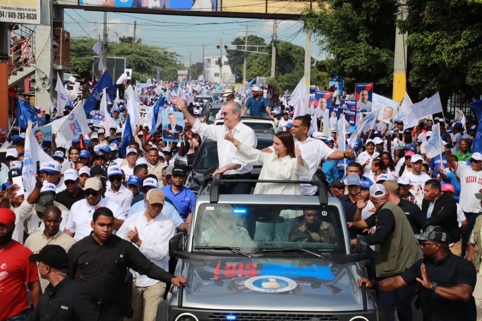 Luis Abinader Encabeza multitudinaria caravana junto a candidatos municipales