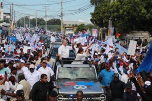 Luis Abinader Encabeza multitudinaria caravana junto a candidatos municipales fc0e02ec fe40 4422 8c2c c5c36c6f3367 300x200