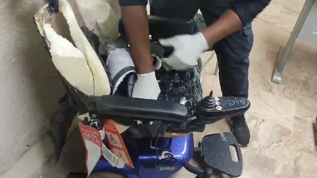 Desmantelan Paquetes presumiblemente de Cocaina escondida en silla de ruedas