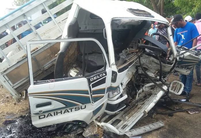 MONTECRISTI:  muertos y heridos en accidente entre camion y carro