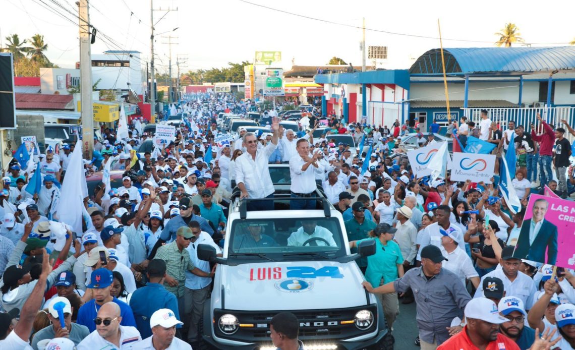Luis Rodolfo Abinader se confunde con militantes del proceso democratico electoral en  caravanas entre comunidades del Cibao