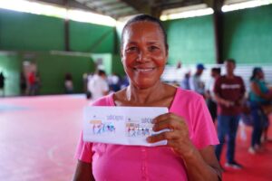 Presidente Luis Abinader “Aún con todo adverso, hemos reducido índices de pobreza” Beneficiaria del programa Superate recibiendo su tarjeta 300x200