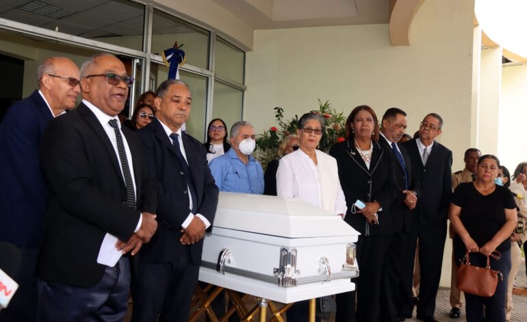 Periodistas rinden homenaje a Adriano de la Cruz