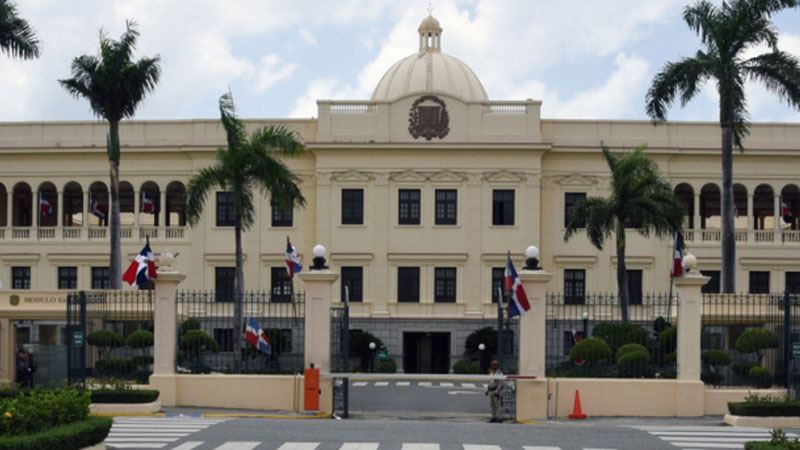 Un  portón del Palacio Nacional fue derribado al recibir el impacto de un Vehículo ajeno a ese recinto presidencial