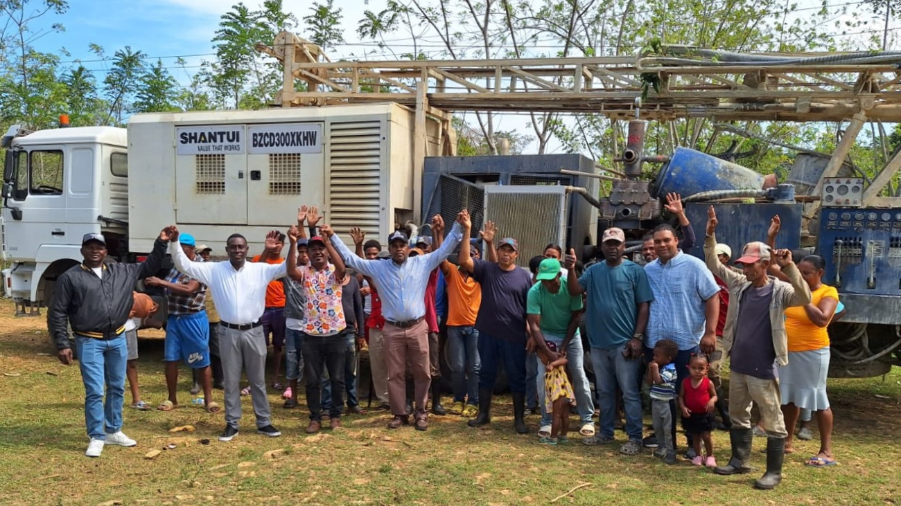 Gobierno envía máquina perforadora de pozos  a Sabana Grande de Boyá