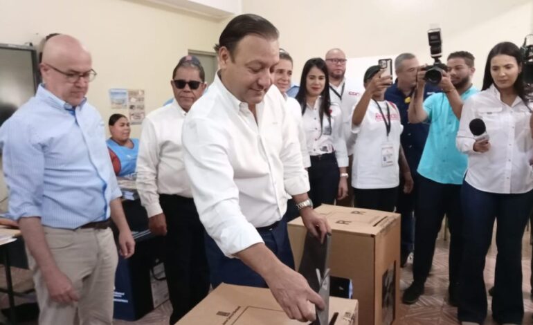 Abel Martínez vota en municipales y pide una cruzada democratica por el «rescate de las ciudades