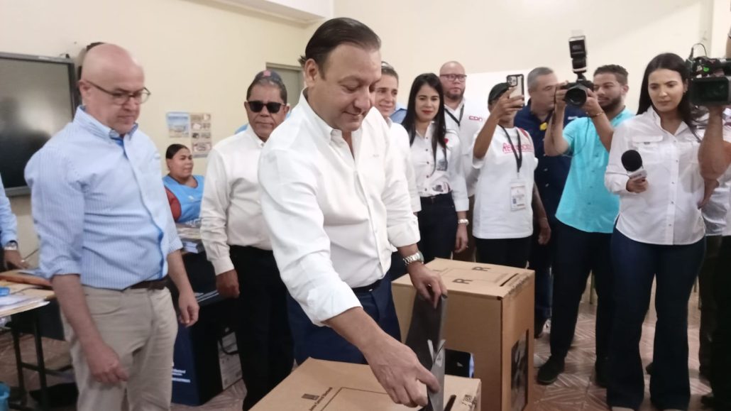 Abel Martínez vota en municipales y pide una cruzada democratica por el «rescate de las ciudades