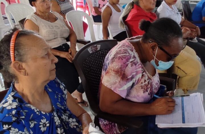 Programa de Área VI de Salud imparte charla a señoras de la tercera edad para la prevención de enfermedades