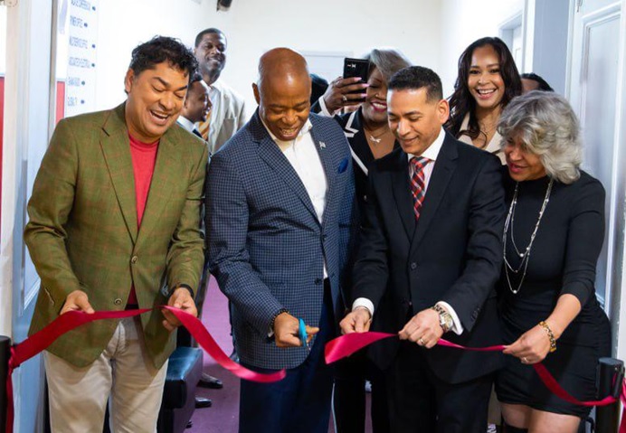 Alcalde NYC inaugura en El Bronx instalaciones Visión Global TV propiedad de dominicano