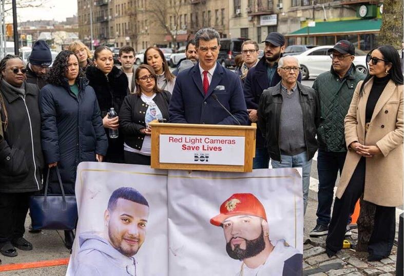 Familiares dominicanos muertos en accidente Alto Manhattan piden ampliar programa cámaras semáforo en rojo