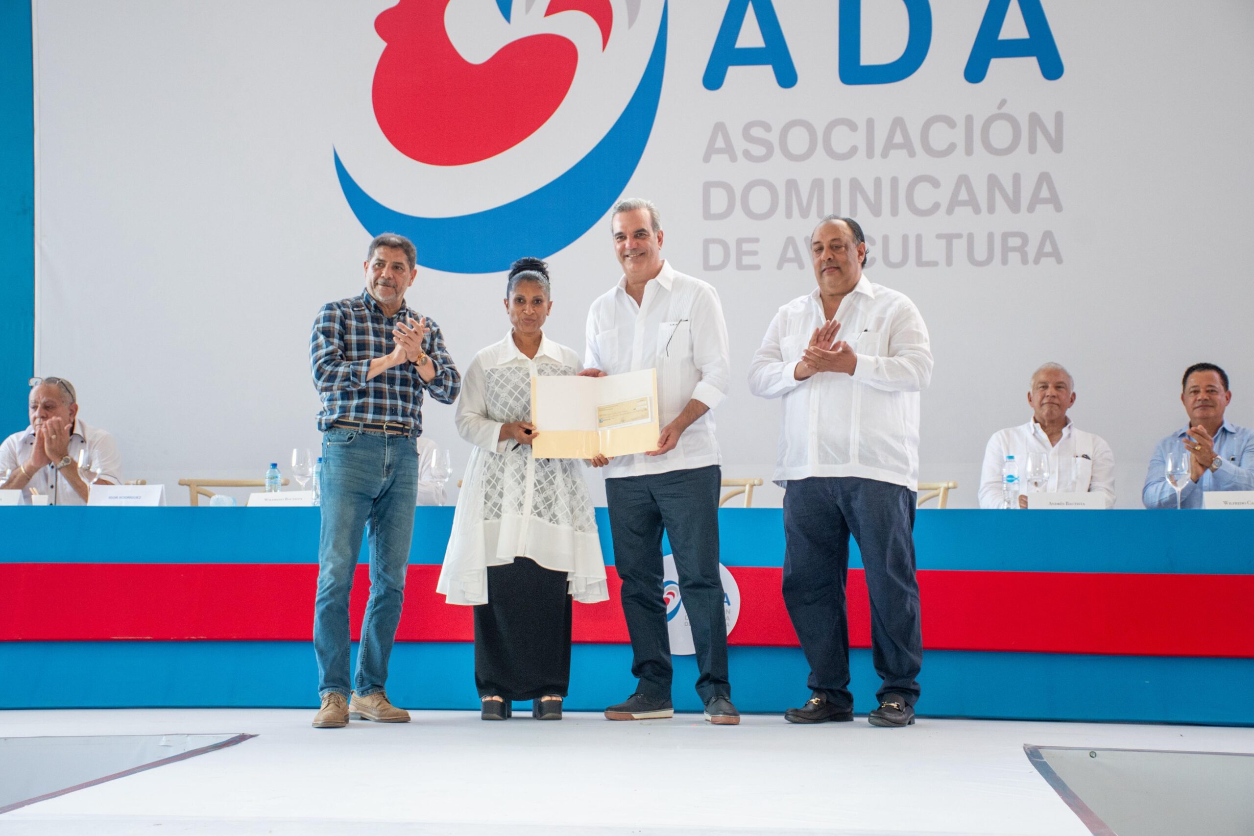 Presidente Abinader entrega subsidios por RD$250 millones a pequeños y medianos productores de huevos