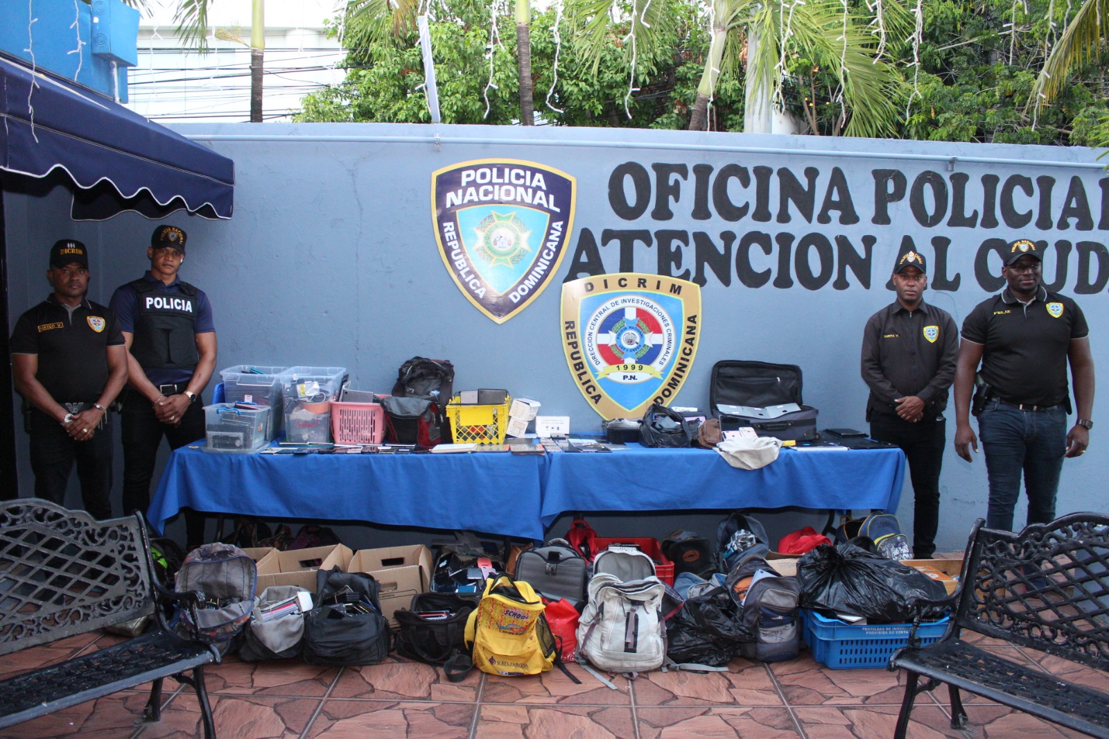 Policía interviene zona del sector Villa Francisca, D.N, y ocupa cientos de celulares