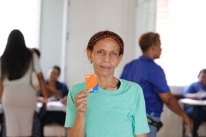 Más del 85% de beneficiarios del subsidio Aliméntate tiene la nueva tarjeta de chip”, declaró Gloria Reyes Beneficaria del subsidio Alimentate muestra su nueva tarjeta 300x200