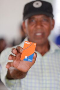 Más del 85% de beneficiarios del subsidio Aliméntate tiene la nueva tarjeta de chip”, declaró Gloria Reyes Beneficiario del subsidio Alimentate en Los Alcarrizos 200x300