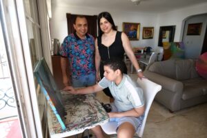 Ágora Mall anuncia Semana de la Concienciación con exposición Multiverso de Colores de niño con autismo Fernando Gabriel con sus padres Fernando e Iranna 1 300x200