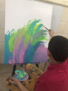 Ágora Mall anuncia Semana de la Concienciación con exposición Multiverso de Colores de niño con autismo Fernando Gabriel pintando Ecosistema 225x300