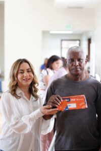 Más del 85% de beneficiarios del subsidio Aliméntate tiene la nueva tarjeta de chip”, declaró Gloria Reyes Gloria Reyes directora de Superate junto a uno de los beneficiarios del subsidio Alimentate 200x300