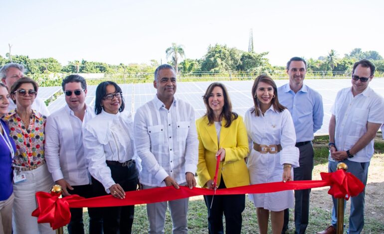 Ministro Santos Echavarría encabeza inaguración de parque solar en puerto de cruceros Amber Cove*