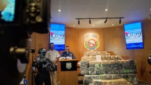 DNCD: continúa golpeando el narcotráfico sin tregua, apresando  dominicanos al detener lancha con posible paquetes de  drogas c91b3fae 37e0 40af b779 a9e3cb35e9db 300x169