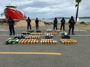 DNCD: continúa golpeando el narcotráfico sin tregua, apresando  dominicanos al detener lancha con posible paquetes de  drogas fe4e3f66 3aaa 48d4 a885 049b48f219d8 300x225