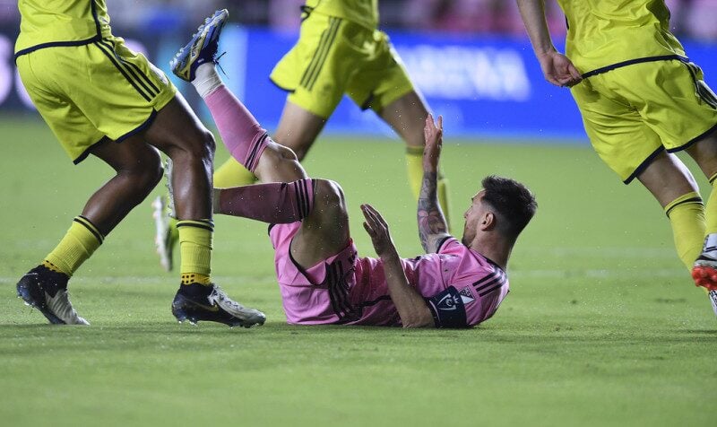 Lesión muscular de Messi tiende a complicar a la Argentina