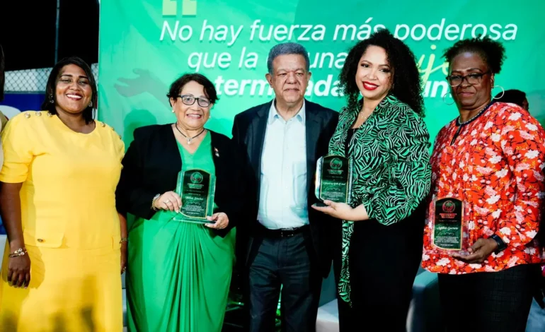 Leonel Fernández felicita a las mujeres en su día, afirma “representan el alma de la Patria “