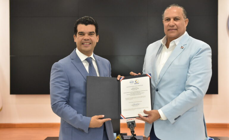 Laboratorio Nacional de Referencia Calidad de Agua Ing. Marco Rodríguez del INAPA recibe acreditación del ODAC