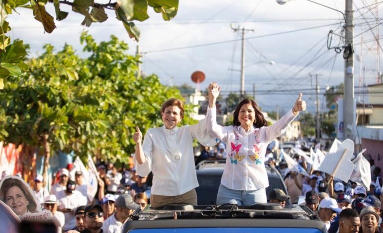 Vicepresidenta recibe masivo apoyo en Hermanas Mirabal