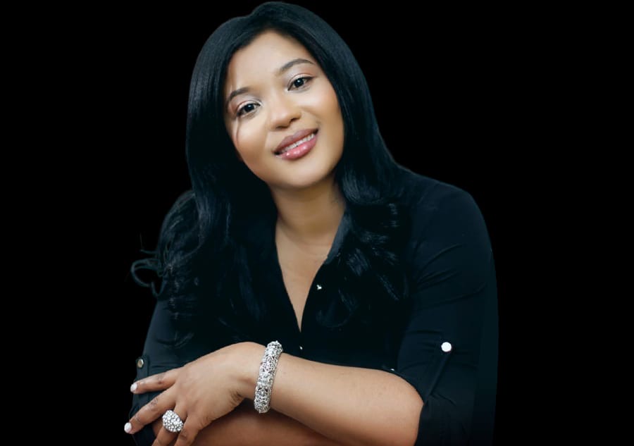 Artista cristiana Arilys Reyes canta «Que se abran los cielos»