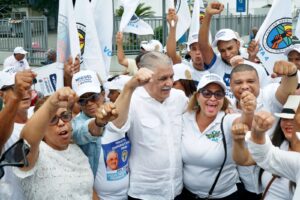 Miguel Vargas llama a “salvar democracia” votando masivamente 53811d15 b1f5 4280 a511 affd5f6a441f 300x200