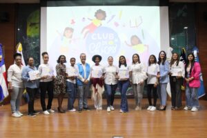 Club de Chicas” de Supérate, Unicef y Koica graduó 185 niñas y adolescentes de Santo Domingo Norte Funcionarios de Superate MMujer Unicef y Conani acompanados de algunas graduandas 300x200